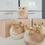 Prémium bársony gömbölyű ékszerdoboz masnival, bézs