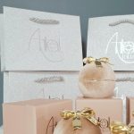 Prémium bársony gömbölyű ékszerdoboz masnival, bézs