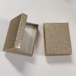 Ékszer díszdoboz közepes méretű aranyszínű