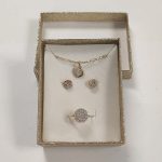 Ékszer díszdoboz közepes méretű aranyszínű