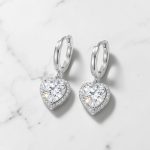 Ezüst karika fülbevaló lógó csillógó szívvel