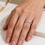 Fehér arany karikagyűrű 11 darab gyémánt kővel