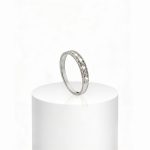 Fehér arany karikagyűrű 30 darab gyémánt kővel