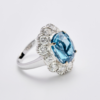 Kék színű ékszer: Miért jó viselni?